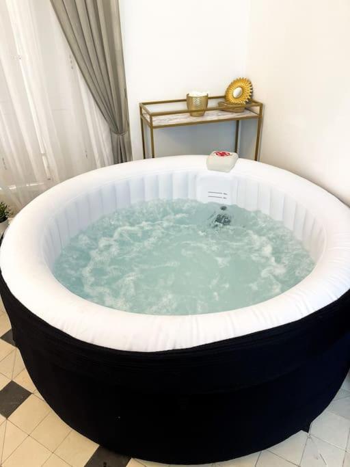 Romantique Jacuzzi, Au Chateau A 30 Min De Paris Apartment Limay Exterior photo